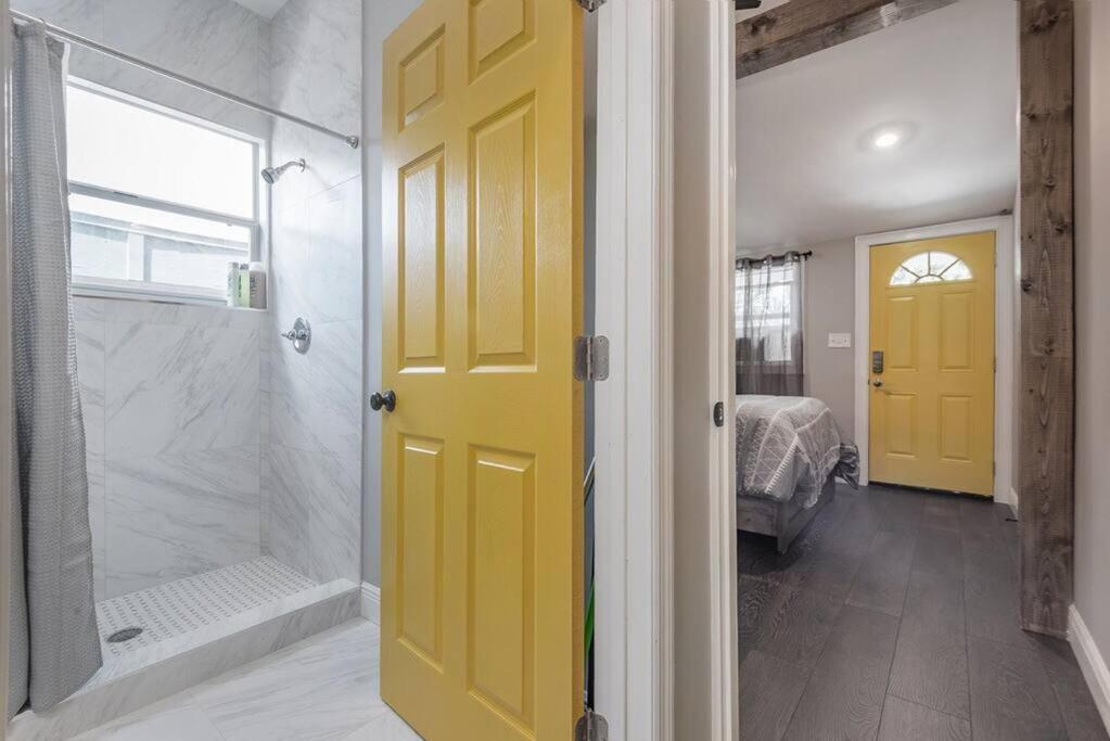 Gambino Getaway Shotgun Style Apt In The Heart Of Ybor City Tampa Extérieur photo