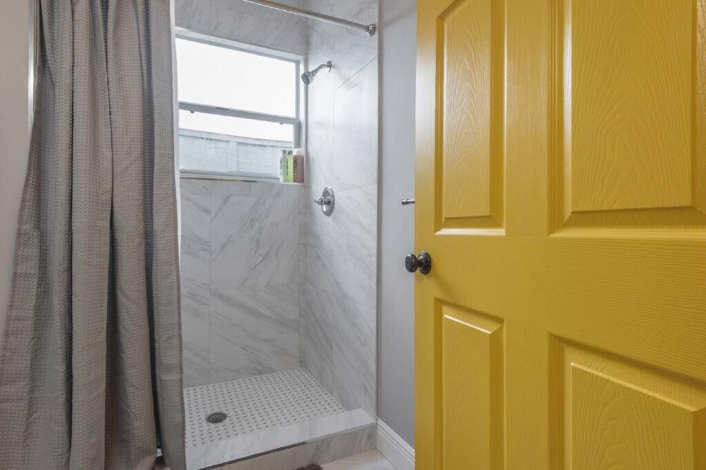 Gambino Getaway Shotgun Style Apt In The Heart Of Ybor City Tampa Extérieur photo